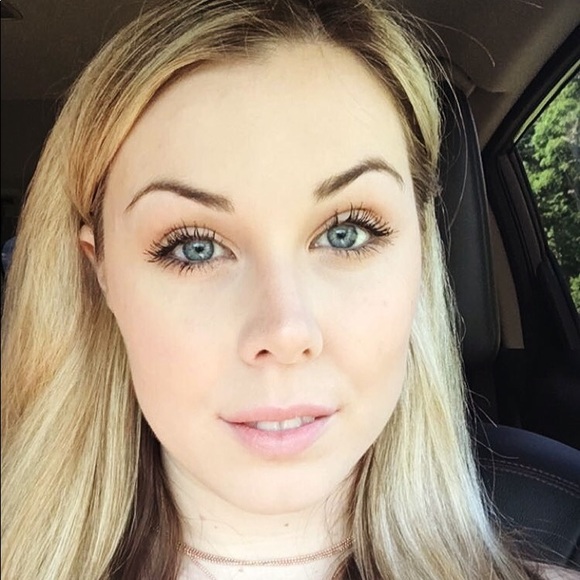 Meet your Posher, Lacey - Picture 3 of 3